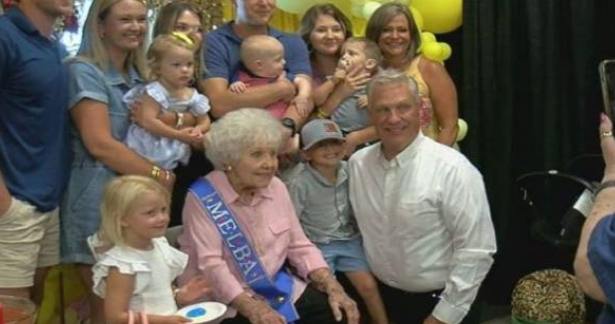  விடுமுறை எடுக்காது பணியாற்றி சாதனை  படைத்த மூதாட்டி